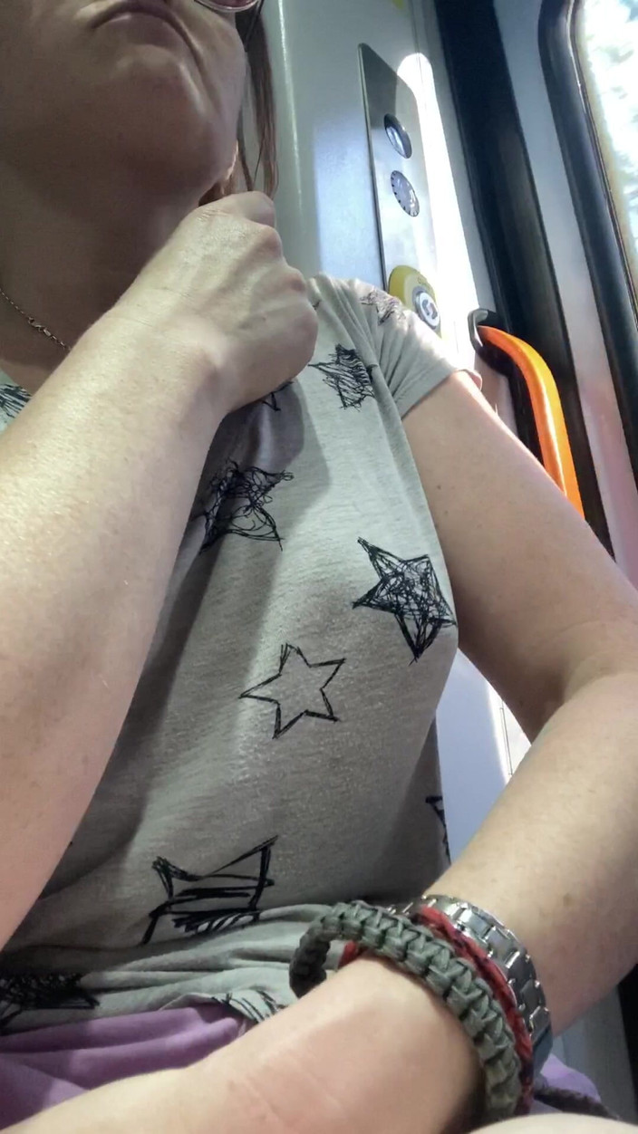 MistressWriggler: Gioco Con La Figa E I Pubi Sui Trasporti Pubblici...