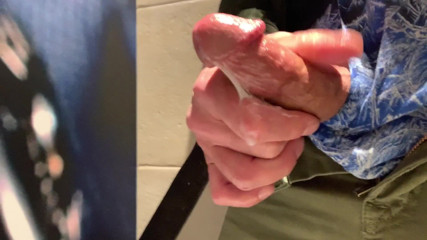 TJenner: Sacudiendo mi polla en el baño público en el aeropuerto