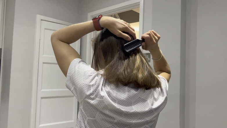 Wamgirlx: Cepillarse el pelo