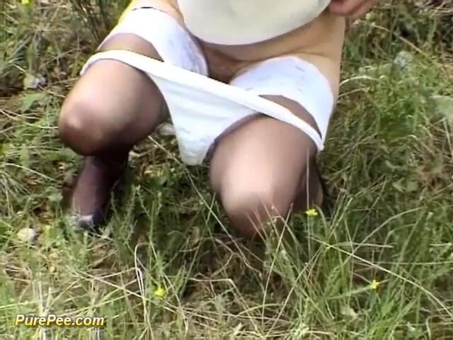 Pure Pee: Штани з сечею в кущах