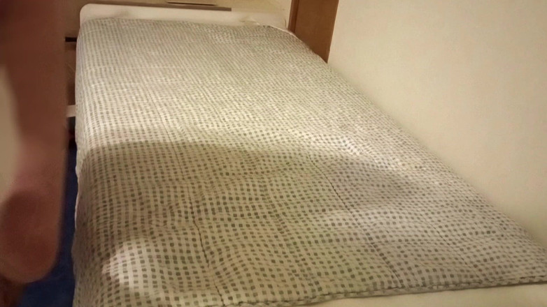 Mark Hannes: Cewek sange ini lagi asik masturbasi di ranjang sampai lubangnya...