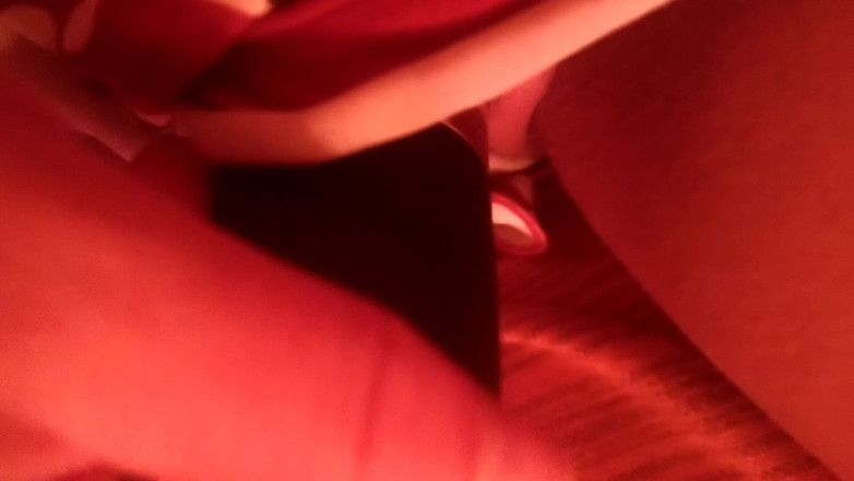 Hott Lilly: Plaisir sur le canapé