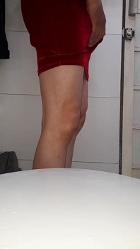 Crossdresser spust wewnątrz seksownej aksamitnej sukienki