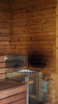 Моя сусідка залишила мене наодинці зі своїм хлопцем, і ми врешті-решт займалися сексом у сауні