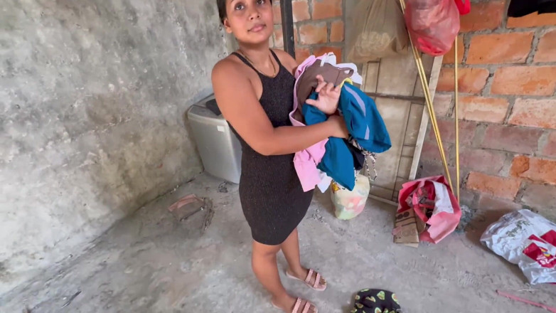 EMY_AND_JONH: Mi vecina cachonda le pido que me lave la ropa...