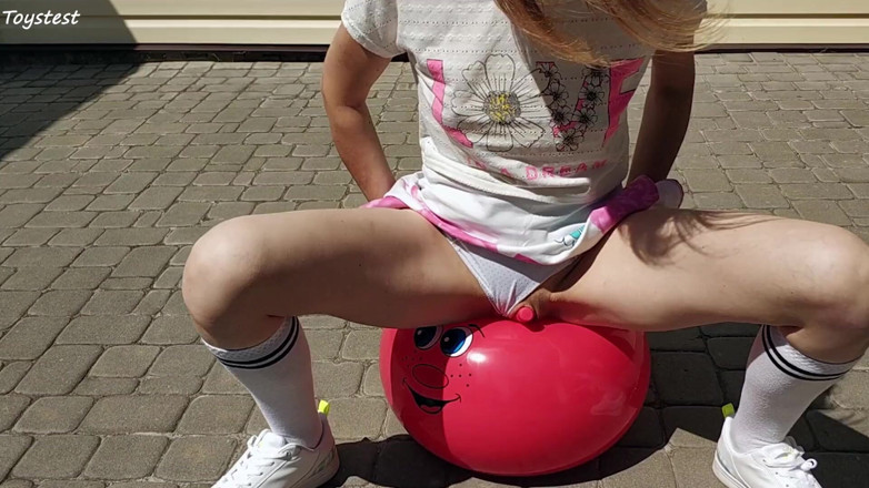 Toystest: Geile MILF und ihre perverse Fantasie. DP fitnessball reiten