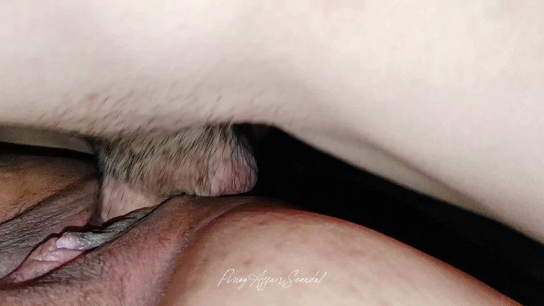 TeenPinayCloseUp: Duża łechtaczka przyrodniej siostry zerżnięta na surowo i kremowana w środku