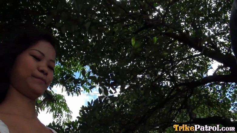 Trike Patrol - Tuk Tuk Patrol: Petite pinay lets lucky guy finish in her mouth