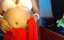 Hot desi girl: Горячая сексуальная соло-девушка показывает сексуальное настроение сиськами в Саари и лифчике