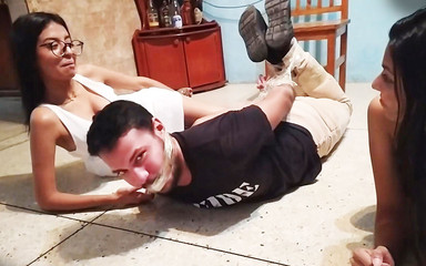 Selfgags femdom bondage: Vyhoním ho, než půjdeme ven