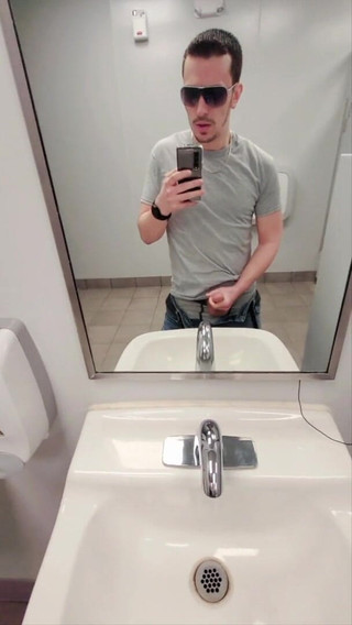 Ballbuster boi: Ung självboll Buster byst sina nötter i Walmart Badrum