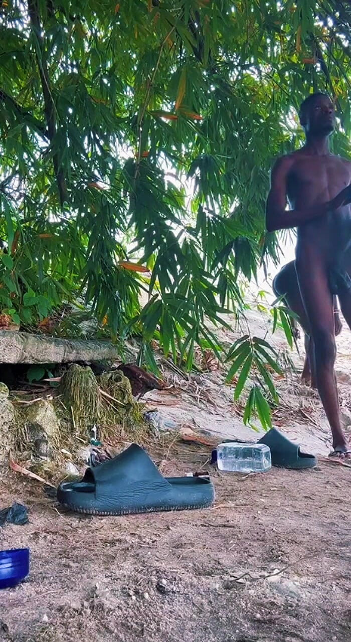 Black shooterr: Di Bawah the Tree.. Dekat Jalan Berkongkek