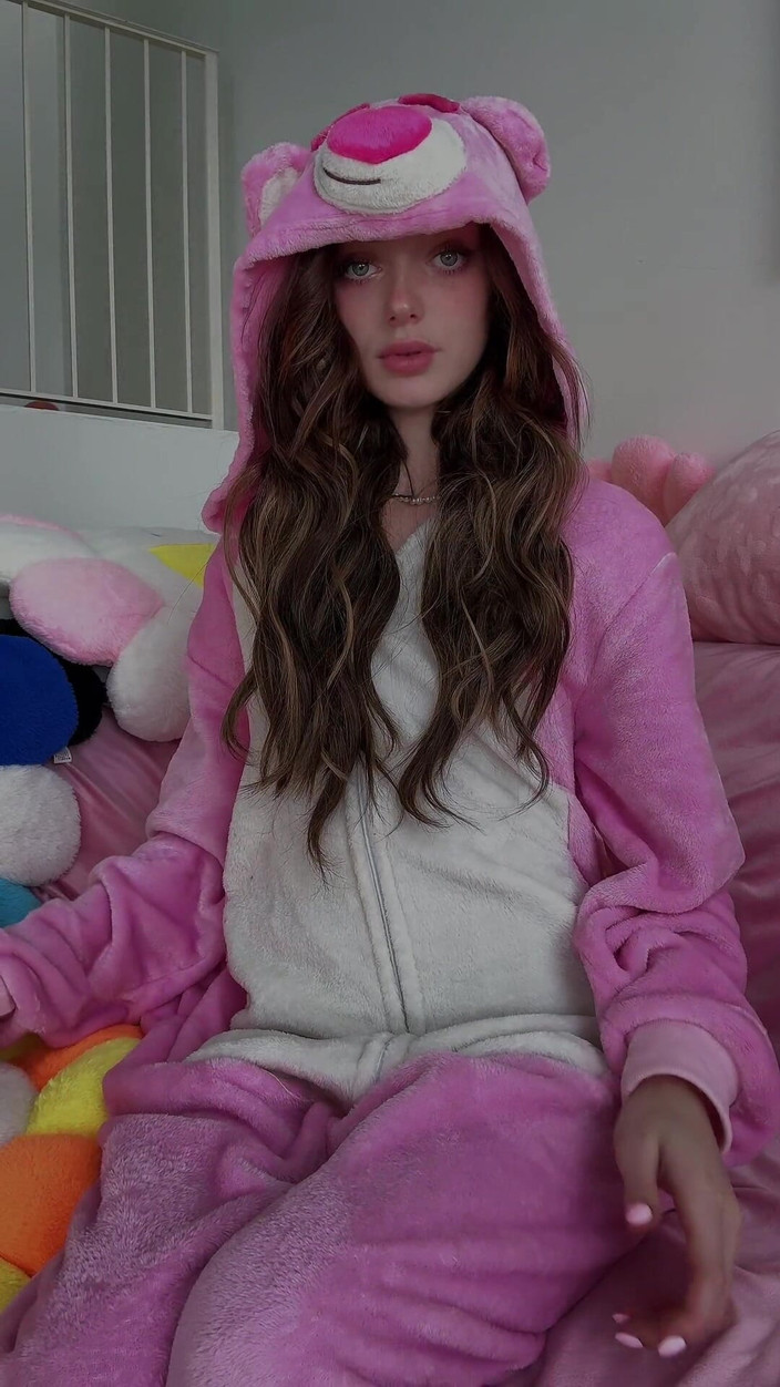 Shrooms Q: Süße Daisy love fickt ihre muschi mit ihrem rosa vibrator...