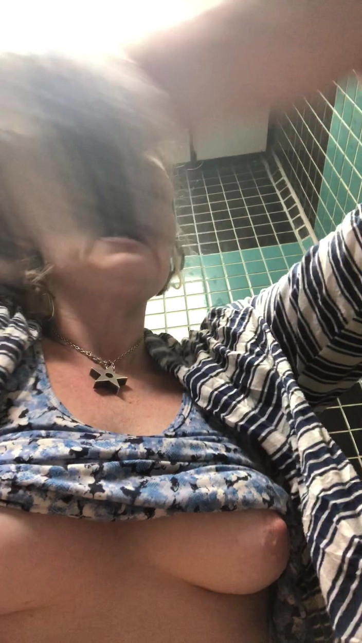 Pissing Paradise: ¡desperate Cougar Hace Un Pis Masivo En Dallas Como Parte...