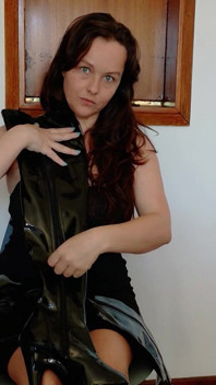 Outift pairing - botas de agradar e pequeno vestido preto