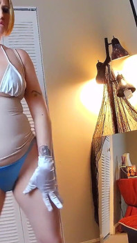 Weiße satinhandschuhe & bikini-tittenfick
