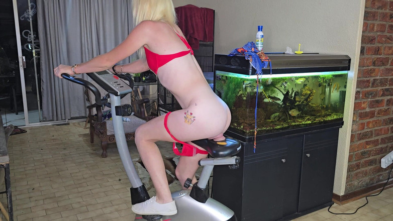 Sparowdox: Carina bionda di 19 anni cavalca una bici ex-size con un...