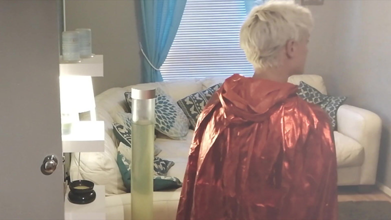 Kylie Britain Adventures: Keseronokan merah di sofa