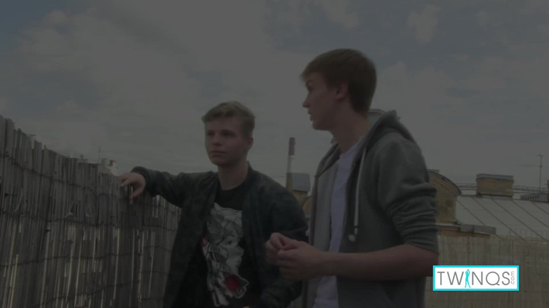 Twin Qs: かわいい男の子リアムは、彼の手で淡いイケメンジェームズ兼を作ります!