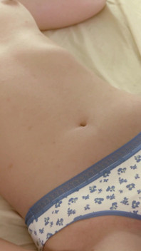젖은 팬티를 문지르고 섹스하는 아시아 의붓딸... 보지에 큰 사정