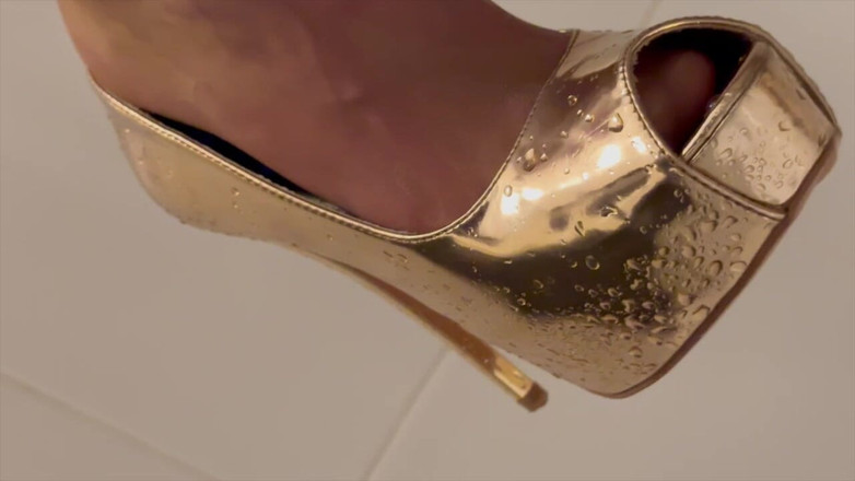 Aqua Pola: Cowok ini kencing di sepatu hak tinggiku dan aku kencing...