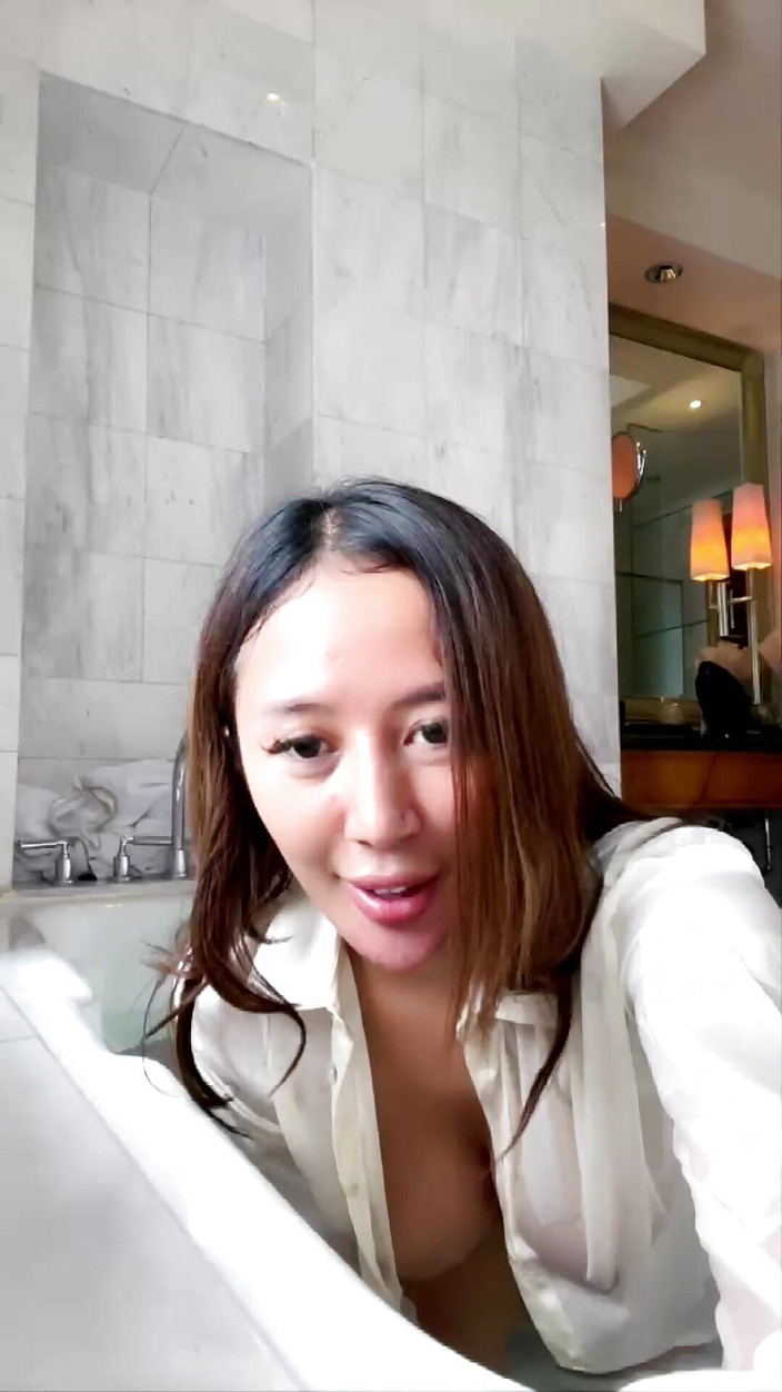 Indoseblay: 흰색, 젖고 꿈꾸는 셔츠를 입고 화장실에 있는 Colmek