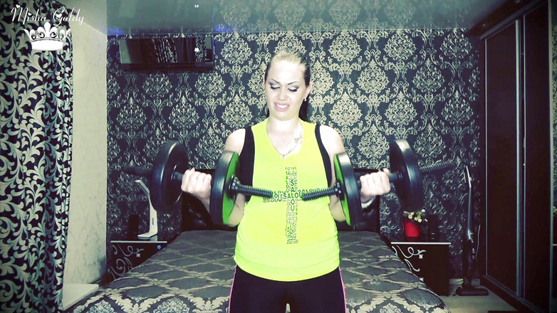 Goddess Misha Goldy: 击败我的举重挑战！超过 80 次二头肌重复