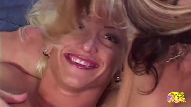 Naughty Lesbian Girls: Bazongas s obrovským opálením a velkými falešnými kozami a chlupatými...