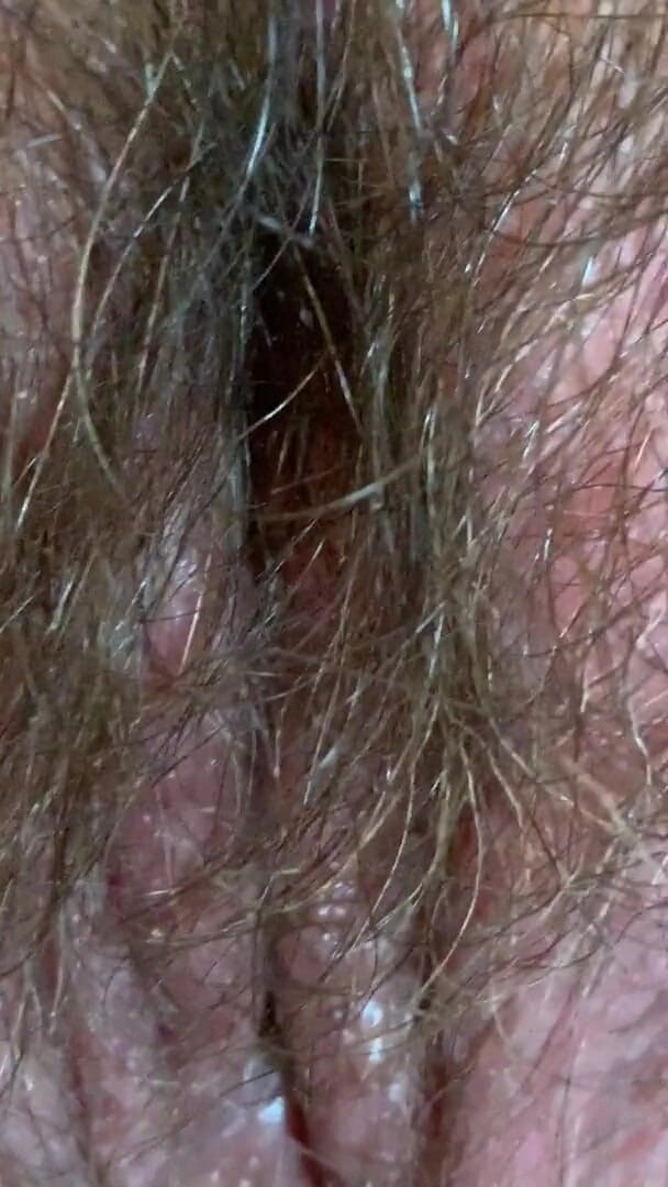 Sex Shaq: Pepek berbulu amatur memancut 3 kali dengan dildo