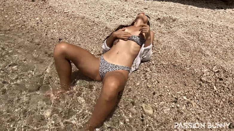 PassionBunny: Bellezza si sgrilletta da sola nella ****** spiaggia