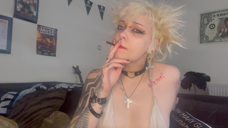 Glitterqueen1999: gulaabi lipastik sigret pi rahi hai