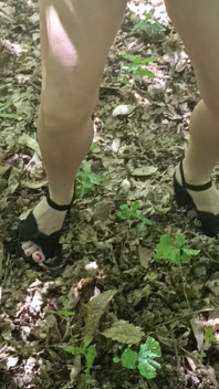 Jade Adore Faire Pipi Dans Les Bois
