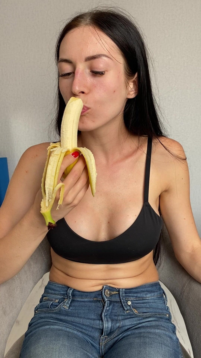 Princess Monica: Necken in jeans, essen und banane lutschen