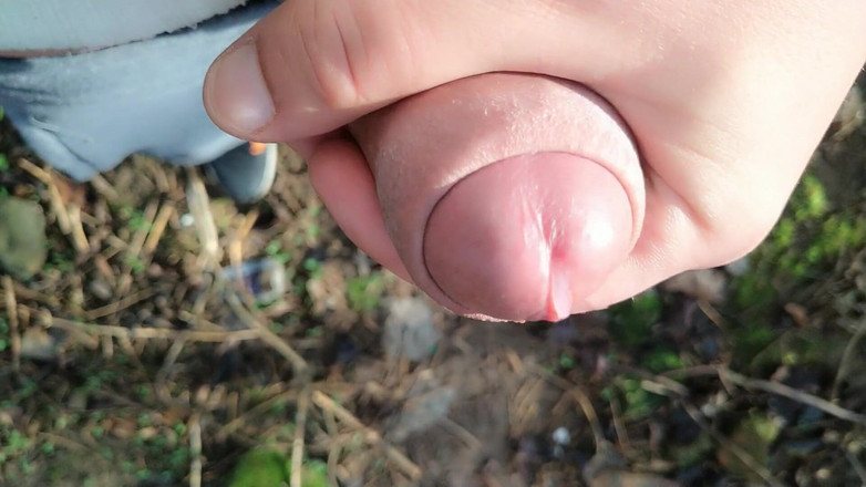 Idmir Sugary: Нежная медленная дрочка необрезанный член крупным планом на улице - сперма крупным планом