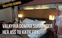 Valkyria Domina: Valkyria domina menyerahkan pantatnya ke Katie Fox