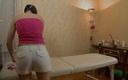 Massage Parlor: Brünette versucht zum ersten mal massage mit happy end