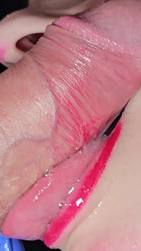 Das beste Schwein mund Nahaufnahme Rauchen, schöne orale lippensahne und riesiges knallen in einem bewegten kamm (roter lippenstift)