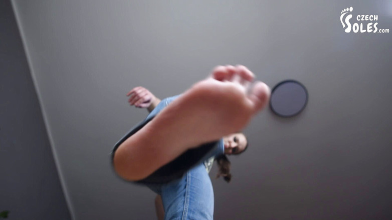 Czech Soles - foot fetish content: Dihancurkan di bawah kaki besar dewi gergasi