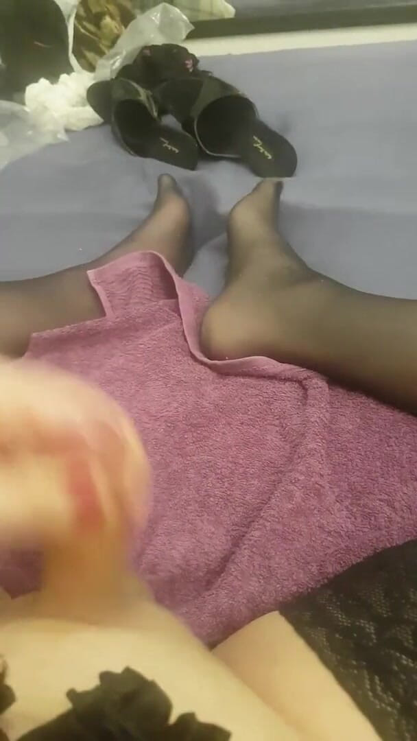 TrannySexyFeet: Éjaculation sur des pieds de trans sexy vol. 1 - 25 min