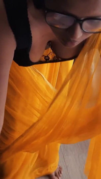 Indian Bhabi in Saree Fucked at Hotel Room to Satisfy Desi Lund