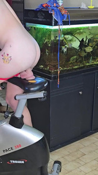 かわいい19歳のブロンド、巨大なディルドをつけたエクササイズバイクに乗っている