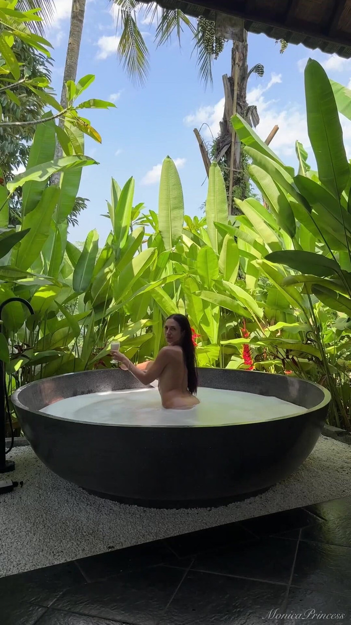 Princess Monica: Ponte loco conmigo en un baño de selva humeadora desnudo