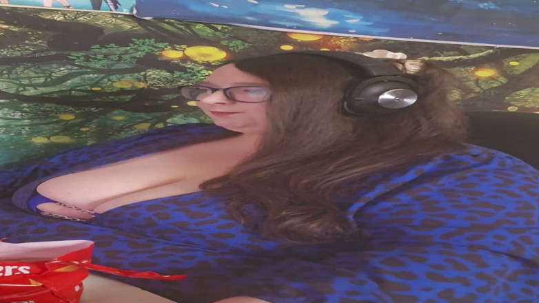 SSBBWLadyBrads: Une déesse SSBBW grignote en travaillant