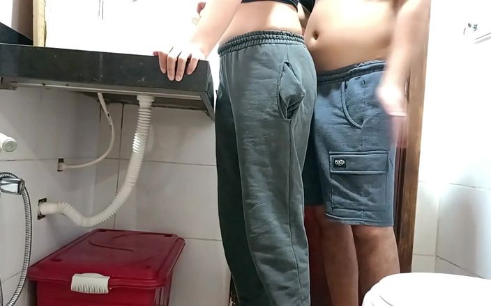 Gabi SweetCouplesStories: Hembiträde fångas i badrummet.