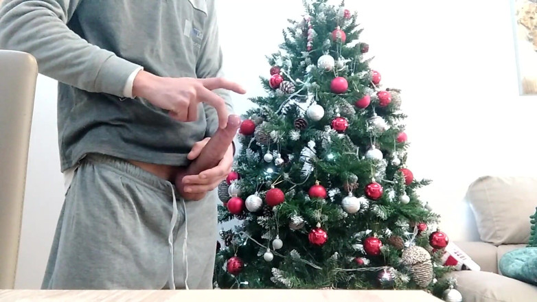 Elvissc: Feliz navidad chico guapo en pijama se masturba delante del árbol!...