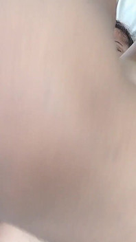 Ich streichle die Muschi dieser sexy MILF, die an ein Geschirr gebunden ist