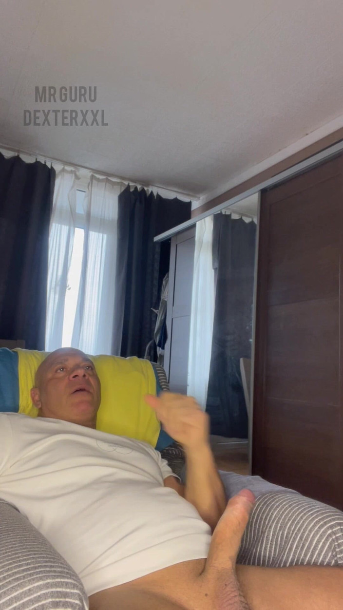 Mr. Guru: Бодібілдер дрочить пана гуру дрочив