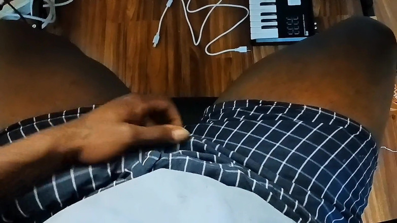 Big black cock BBCee: Cewek sange ini lagi asik fingering memeknya sambil menggoda pria...