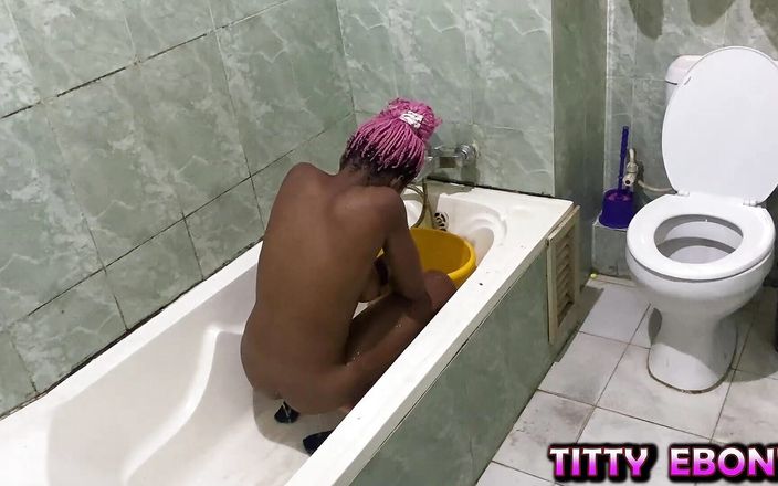 Titty ebony: Mój seks pod prysznicem i masturbuje się
