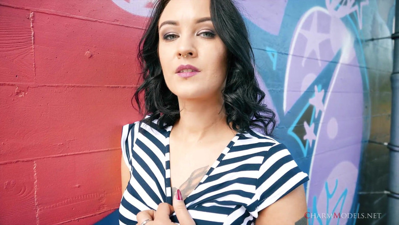 CharmModels: Video Glamor Lola Ash di Dinding Graffiti